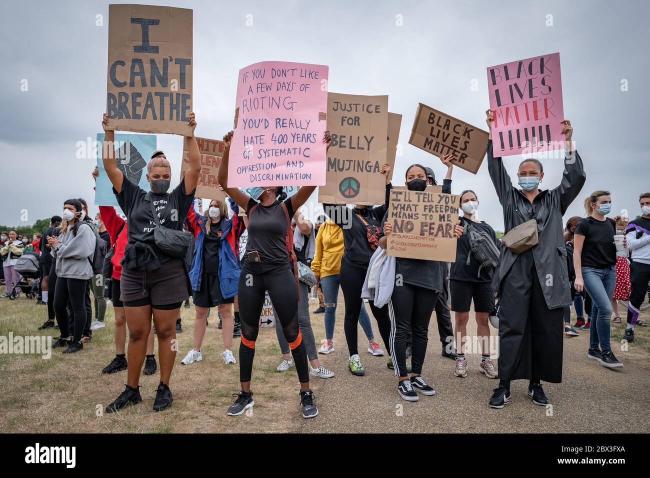 Des milliers de militants et de partisans de Black Lives Matter (BLM) se réunissent à Hyde Park, Londres, pour protester contre la mort de George Floyd aux États-Unis. Banque D'Images