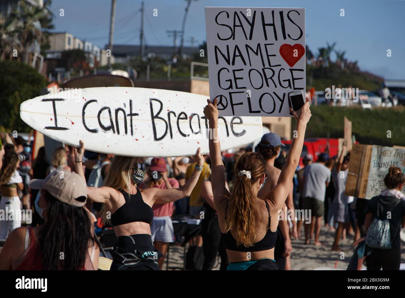 Moonlight Beach, Encinitas, Californie. 4 juin 2020. En réponse à l'assassinat de George Floyd, le Paddle Out for Unity in Solidarity with Black vit Matt Banque D'Images