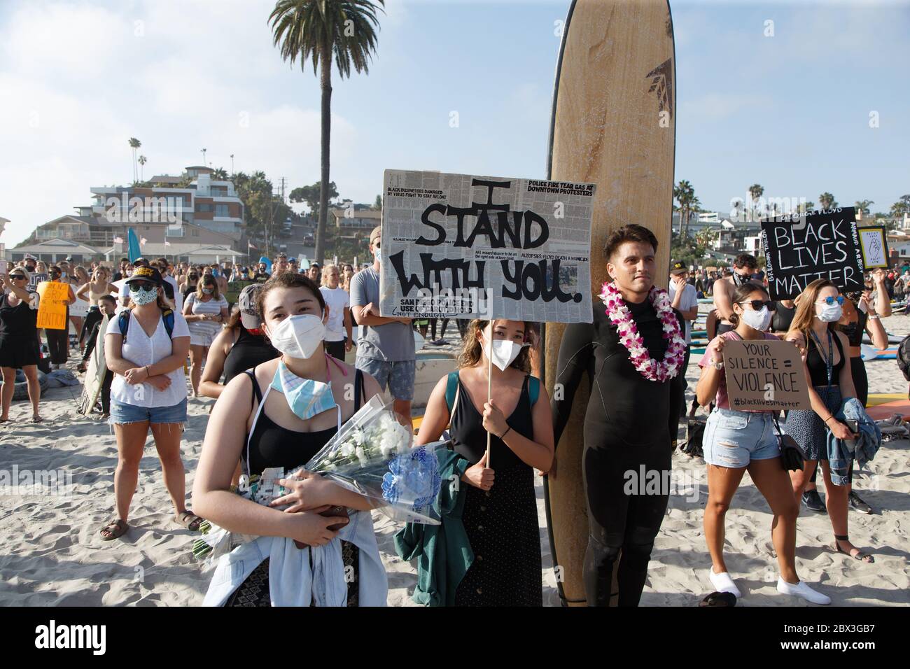 Une manifestation Black Lives Matter à Moonlight Beach à Encinitas, Californie. La manifestation a été précipitée par le meurtre de l'américain George Floyd. Banque D'Images