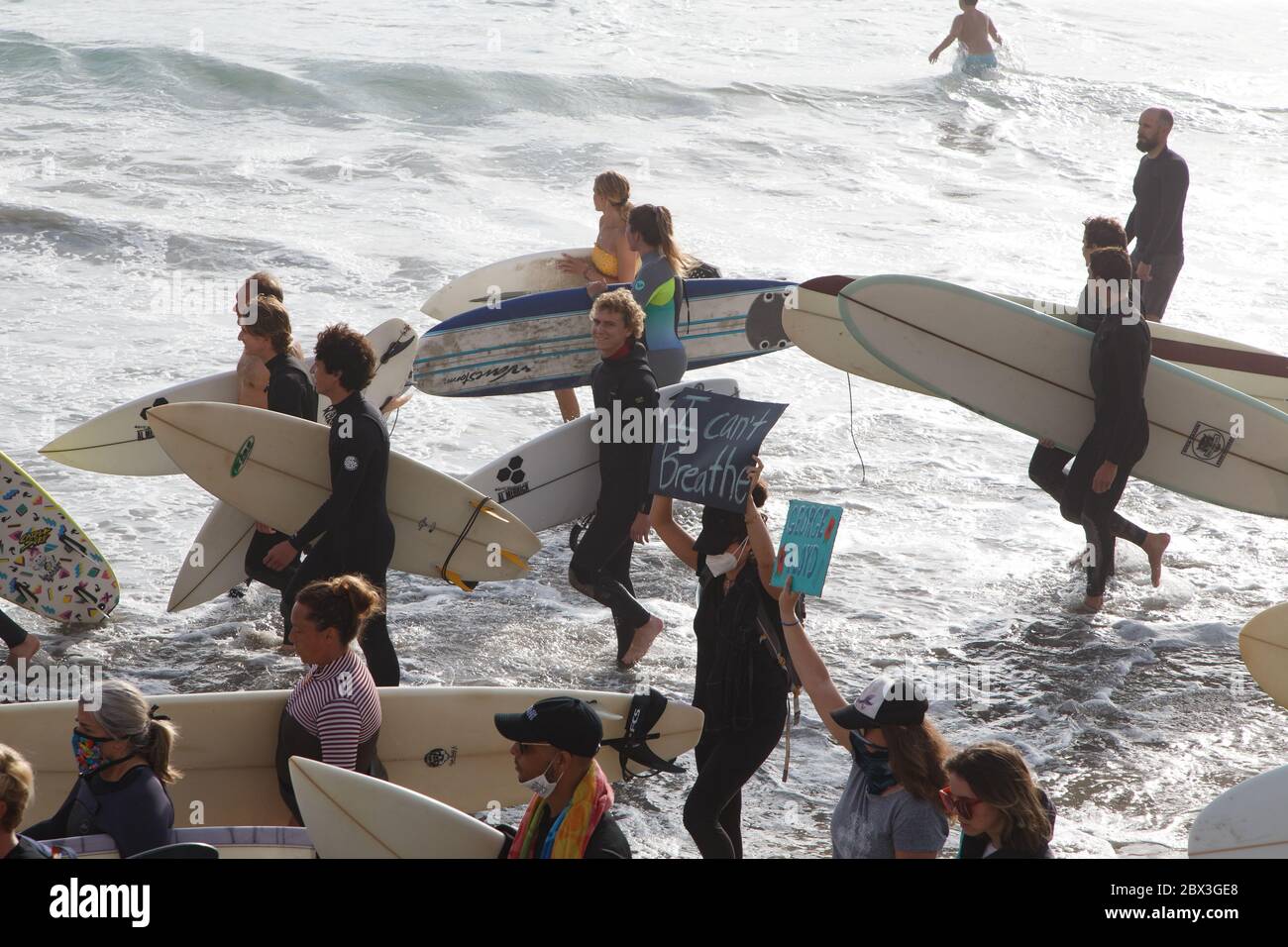 Une manifestation Black Lives Matter à Moonlight Beach à Encinitas, Californie. La manifestation a été précipitée par le meurtre de l'américain George Floyd. Banque D'Images