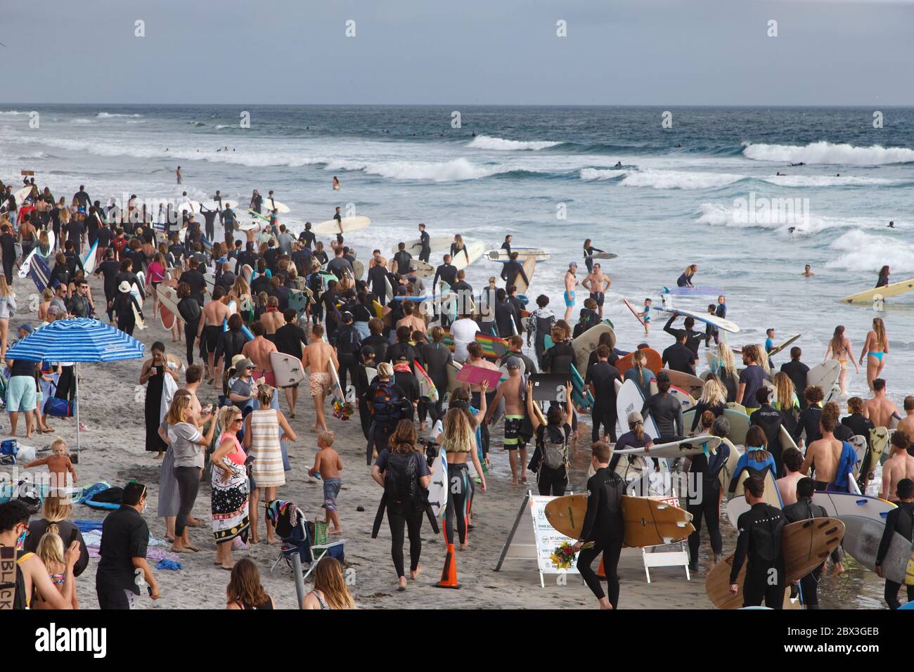 Une manifestation Black Lives Matter à Moonlight Beach à Encinitas, Californie. La manifestation a été précipitée par le meurtre de l'américain George Floyd. Banque D'Images