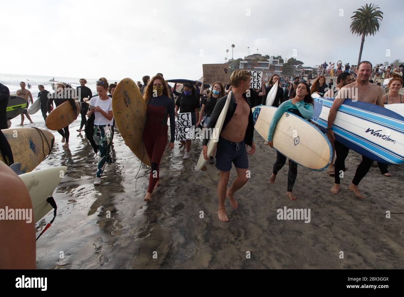 Une manifestation Black Lives Matter à Moonlight Beach à Encinitas, Californie. La manifestation a été précipitée par le meurtre de l'américain George Floyd. Banque D'Images