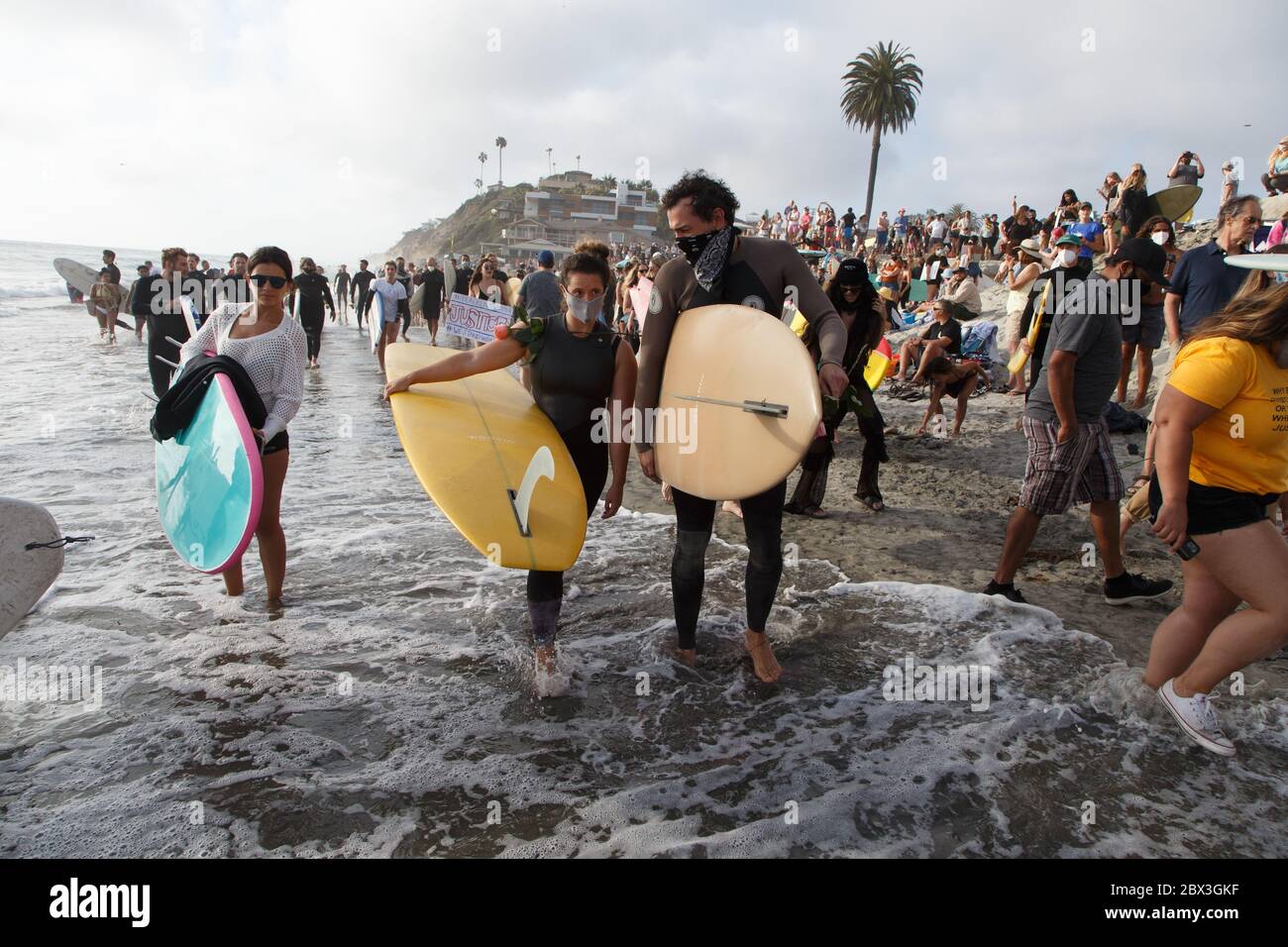 Une manifestation Black Lives Matter à Moonlight Beach à Encinitas, Californie. La manifestation a été précipitée par le meurtre de l'américain George Floyd. Banque D'Images
