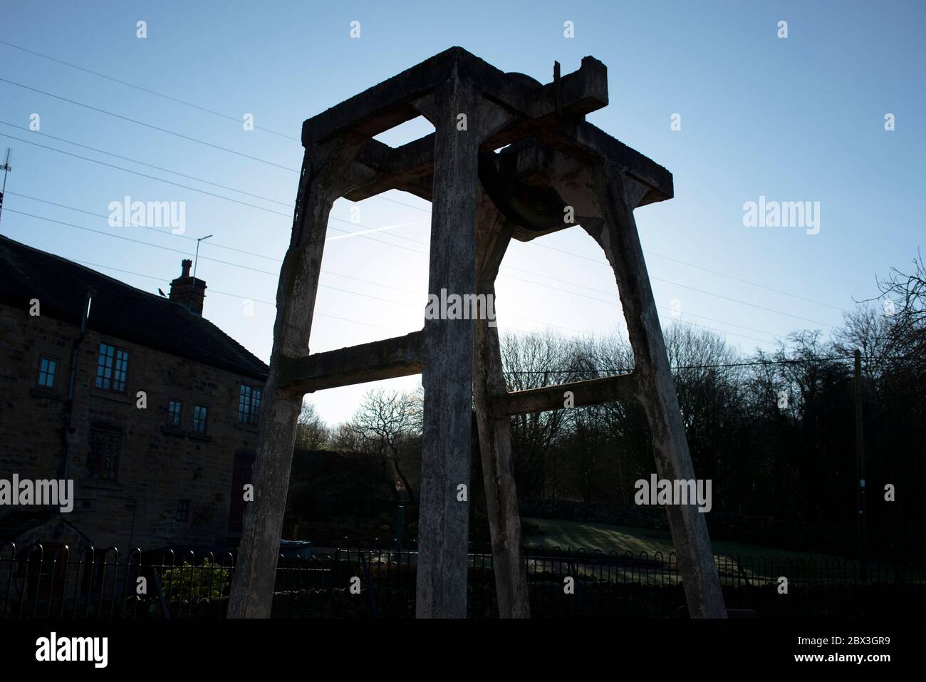 L'ancien arbre de bobinage de la mine de charbon Elsecar, Barnsley, South Yorkshire, Angleterre. À gauche se trouve le moteur de faisceau Newcomen original et restauré. Banque D'Images
