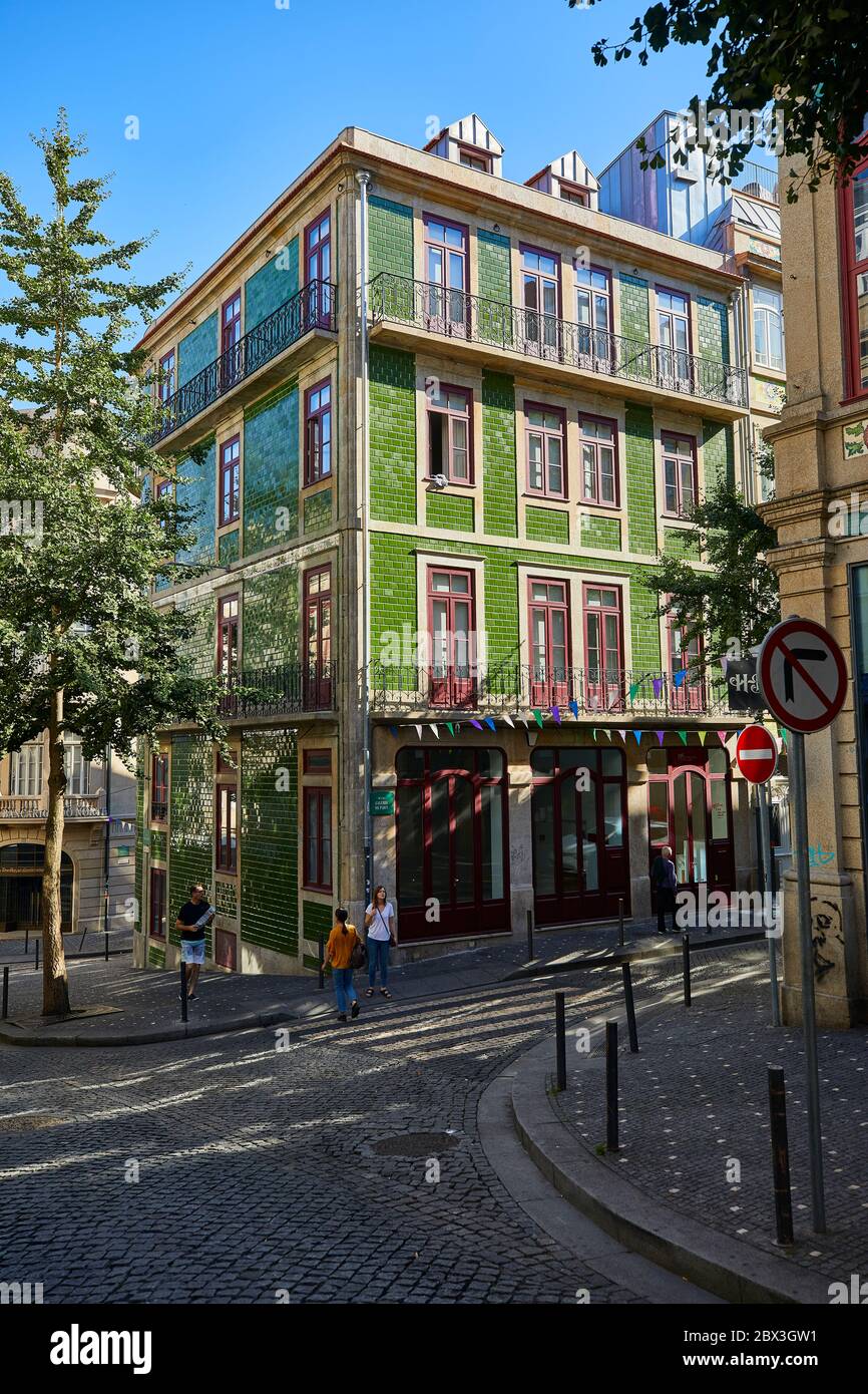 Le Portugal est connu pour son utilisation artistique de carreaux et ce bâtiment en est un exemple avec ses carreaux verts très brillants sur la façade. Banque D'Images