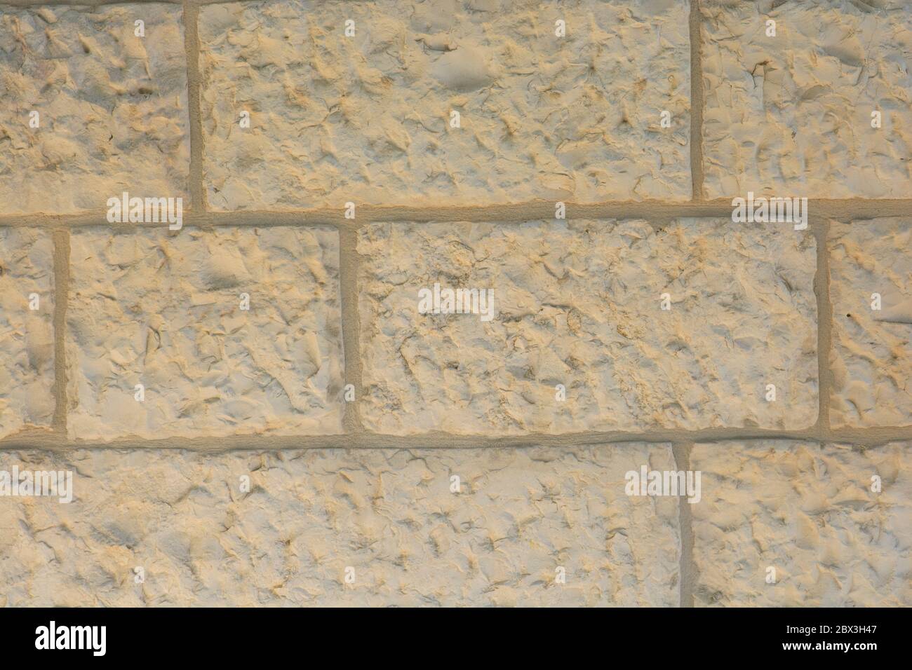 Un mur de briques de style moderne, dans la ville de Jérusalem, Israël. Banque D'Images
