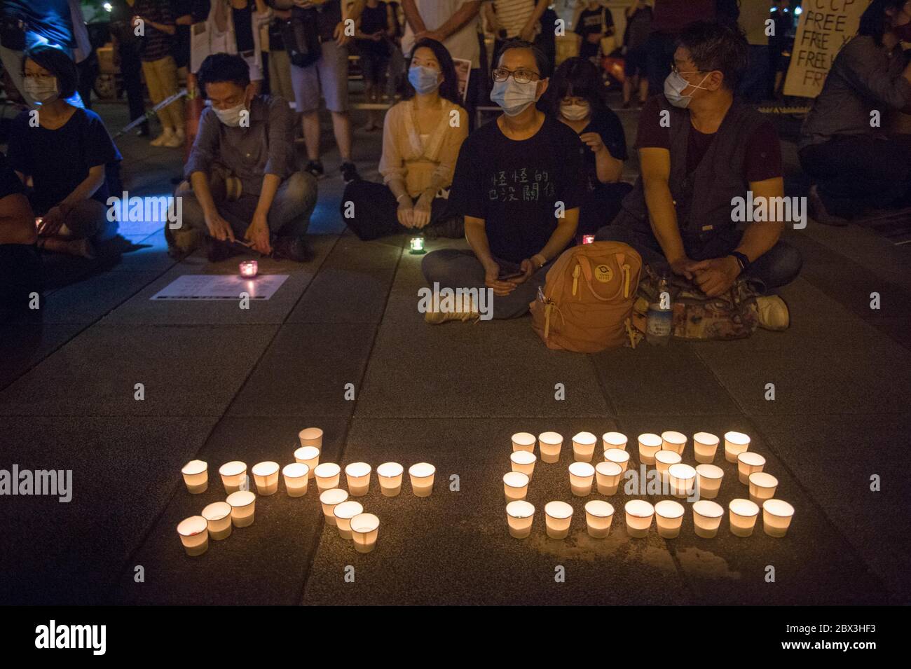 Des gens qui affichent des bougies disant ''le 4 juin'' en caractères chinois, pendant la commémoration. Les Chinois du monde entier organisent chaque année des commémorations dans les grandes villes du monde entier pour commémorer les morts sur la place Trainmen de Pékin il y a 31 ans lors d'une manifestation antigouvernementale. Banque D'Images