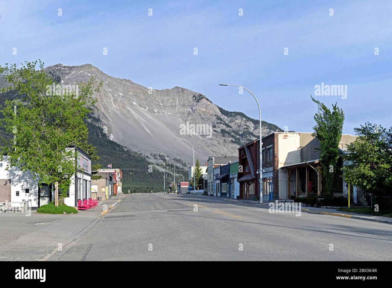 Main Street, Bellevue Alberta Canada. Avec Frank Slide (Turtle Mountain) en arrière-plan Banque D'Images