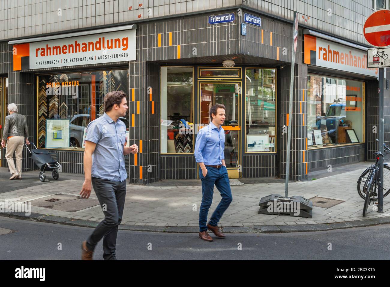 'Rahmenhandlung' (traduction littérale: Framework Story) StreetCorner avec magasin de fabricant de cadres à Cologne, Allemagne Banque D'Images
