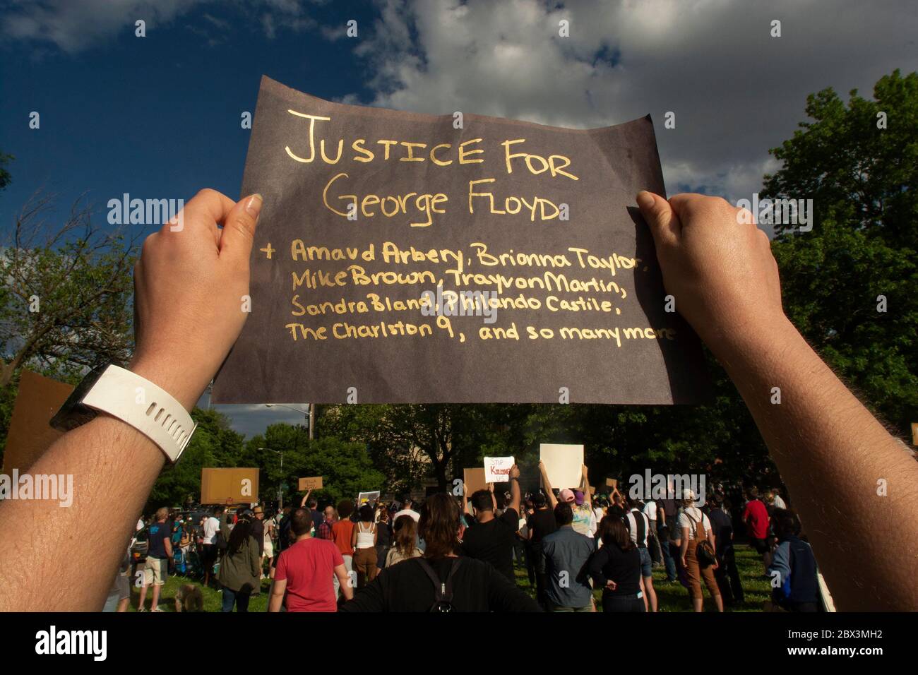 Un participant tient une pancarte pendant une vigile et se réunit pour George Floyd dimanche, 31 mai 2020, à Inwood Park, dans le quartier de Manhattan à New York. (Shoun A. Hill) Banque D'Images