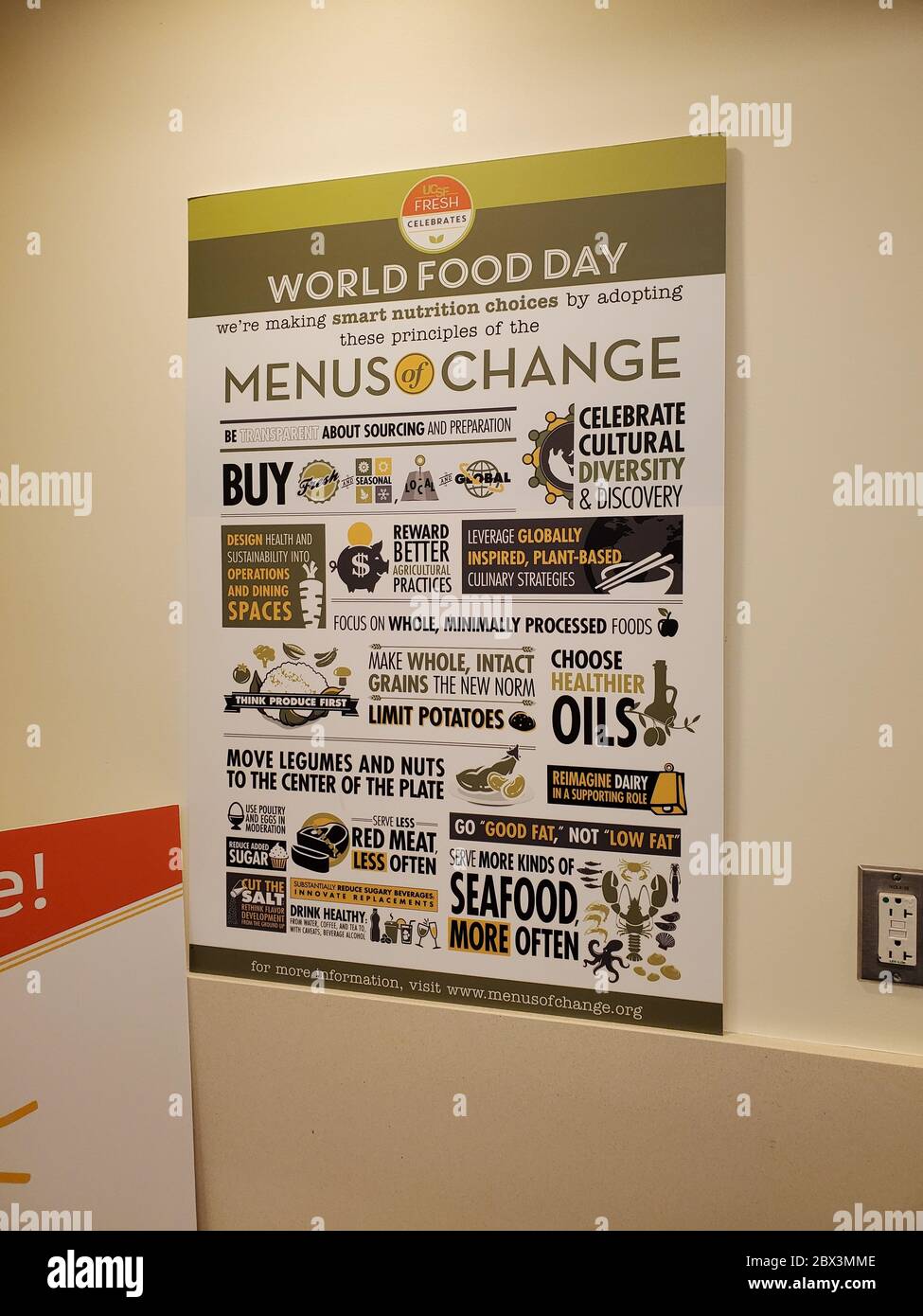 Affiche annonçant les changements apportés au menu des aliments sains pour la Journée mondiale de l'alimentation au centre médical de l'UCSF, San Francisco, Californie, le 9 avril 2020. () Banque D'Images
