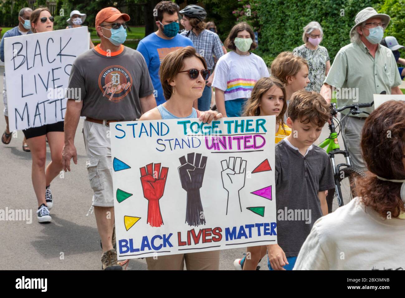 Grosse Pointe, Michigan, États-Unis. 5 juin 2020. Les habitants de la banlieue de Détroit, grosse Pointe, se sont joints aux manifestations contre la brutalité policière et le meurtre par la police de George Floyd à Minneapolis. Les cinq communautés riches, et principalement blanches, de grosse Pointe ont traditionnellement essayé de se séparer de leur ville voisine, essentiellement afro-américaine. Crédit : Jim West/Alay Live News Banque D'Images