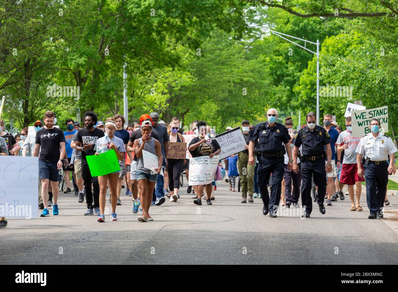 Grosse Pointe, Michigan, États-Unis. 5 juin 2020. Les habitants de la banlieue de Détroit, grosse Pointe, se sont joints aux manifestations contre la brutalité policière et le meurtre par la police de George Floyd à Minneapolis. Les cinq communautés riches, et principalement blanches, de grosse Pointe ont traditionnellement essayé de se séparer de leur ville voisine, essentiellement afro-américaine. Crédit : Jim West/Alay Live News Banque D'Images
