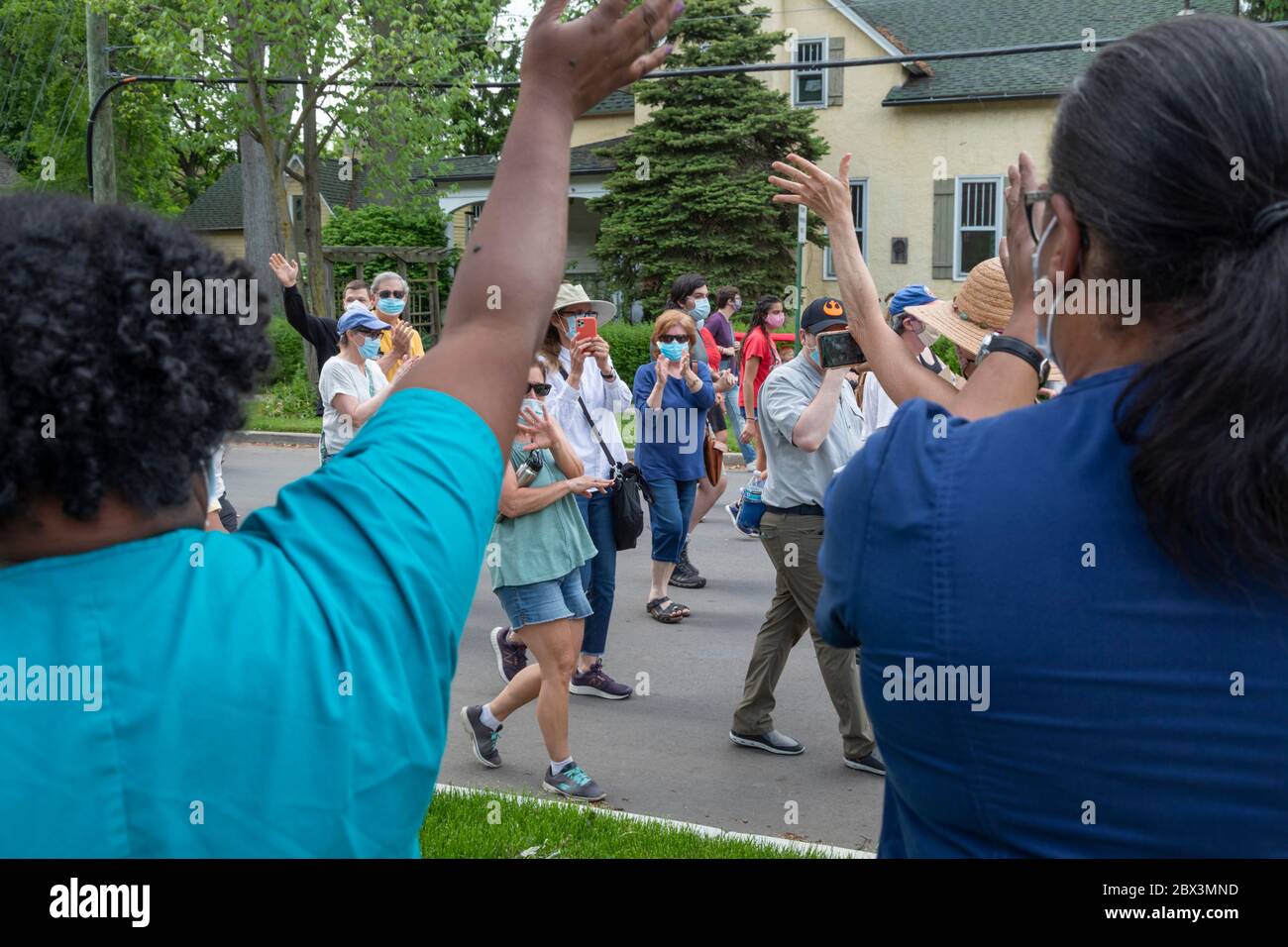 Grosse Pointe, Michigan, États-Unis. 5 juin 2020. Les travailleurs de la santé de l'hôpital Beaumont ont applaudi en tant que résidents de la banlieue de Detroit, grosse Pointe, et se sont joints aux manifestations contre la brutalité policière et le meurtre de George Floyd à Minneapolis. Les cinq communautés riches, et principalement blanches, de grosse Pointe ont traditionnellement essayé de se séparer de leur ville voisine, essentiellement afro-américaine. Crédit : Jim West/Alay Live News Banque D'Images