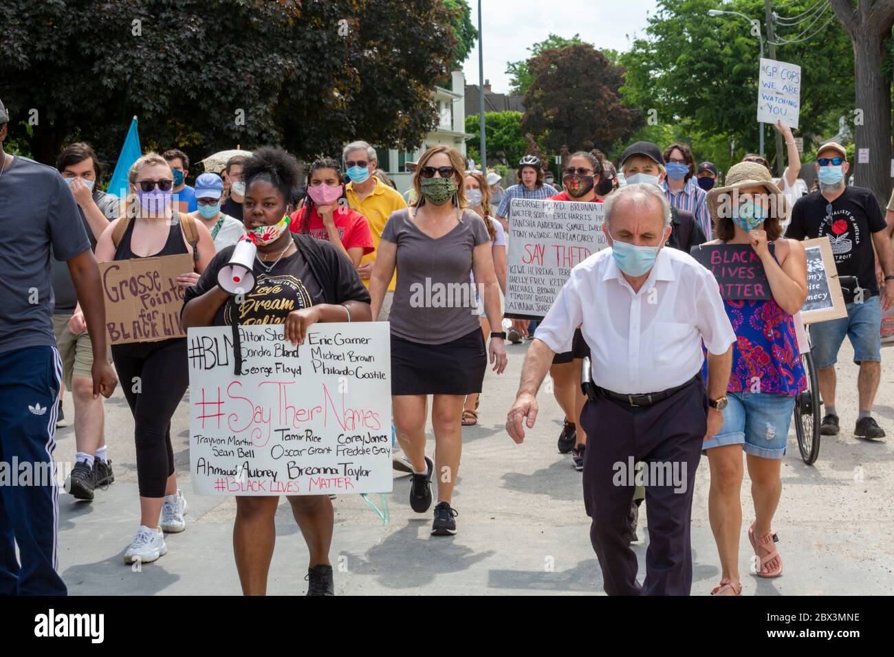 Grosse Pointe, Michigan, États-Unis. 5 juin 2020. Les habitants de la banlieue de Détroit, grosse Pointe, se sont joints aux manifestations contre la brutalité policière et le meurtre par la police de George Floyd à Minneapolis. Les cinq communautés riches, et principalement blanches, de grosse Pointe ont traditionnellement essayé de se séparer de leur ville voisine, essentiellement afro-américaine. Crédit : Jim West/Alay Live News Banque D'Images