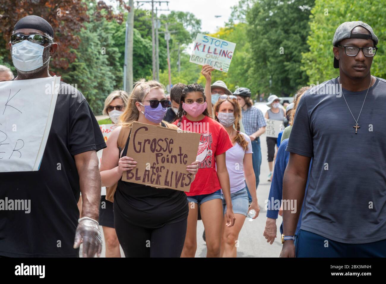 Grosse Pointe, Michigan, États-Unis. 5 juin 2020. Les habitants de la banlieue de Détroit, grosse Pointe, se sont joints aux manifestations contre la brutalité policière et le meurtre par la police de George Floyd à Minneapolis. Les cinq communautés riches, et principalement blanches, de grosse Pointe ont traditionnellement essayé de se séparer de leur ville voisine, essentiellement afro-américaine. Crédit : Jim West/Alay Live News Banque D'Images