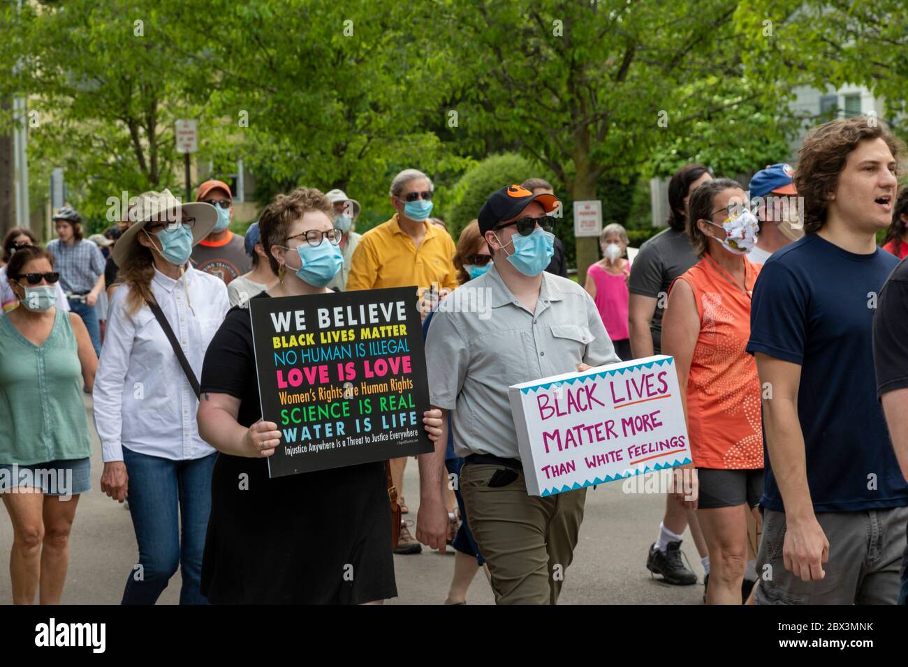 Grosse Pointe, Michigan, États-Unis. 5 juin 2020. Les habitants de la banlieue de Détroit, grosse Pointe, se sont joints aux manifestations contre la brutalité policière et le meurtre par la police de George Floyd à Minneapolis. Les cinq communautés riches, et principalement blanches, de grosse Pointe ont traditionnellement essayé de se séparer de leur ville voisine, essentiellement afro-américaine. Crédit : Jim West/Alay Live News Banque D'Images