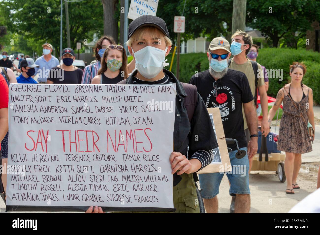 Grosse Pointe, Michigan, États-Unis. 5 juin 2020. Les habitants de la banlieue de Détroit, grosse Pointe, se sont joints aux manifestations contre la brutalité policière et le meurtre par la police de George Floyd à Minneapolis. Les cinq communautés riches, et principalement blanches, de grosse Pointe ont traditionnellement essayé de se séparer de leur ville voisine, essentiellement afro-américaine. Crédit : Jim West/Alay Live News Banque D'Images
