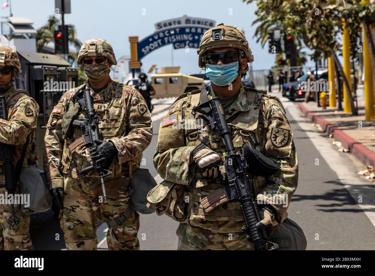 Santa Monica, États-Unis. 04e juin 2020. Un groupe de manifestants marche à la mémoire de George Floyd. Floyd, qui a été tué par la police de Minneapolis, a été enterré aujourd'hui. 6/4/2020 Santa Monica, CA USA (photo de Ted Soqui/SIPA USA) crédit: SIPA USA/Alay Live News Banque D'Images