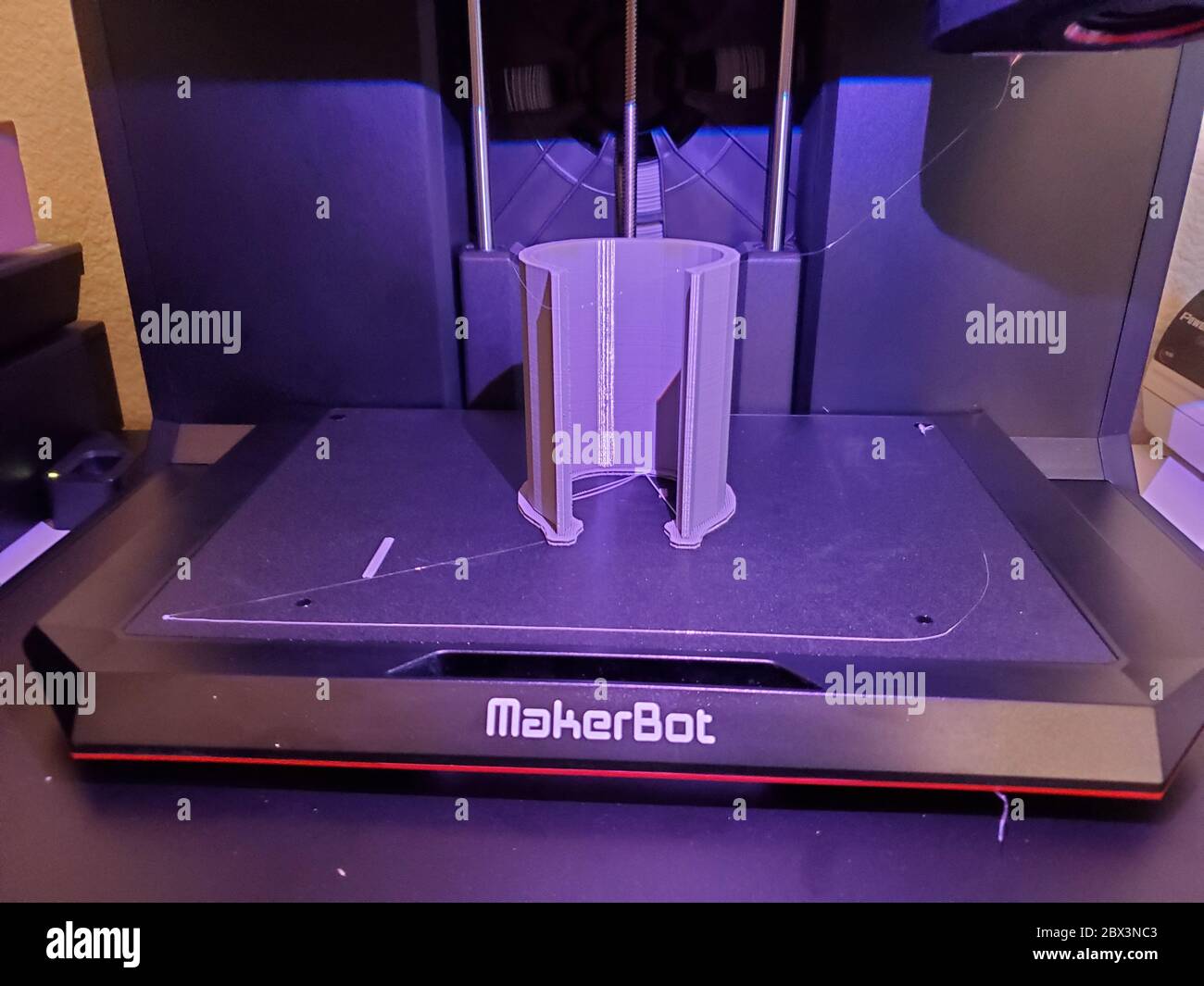 Macurbot Replicator + imprimante 3D produisant une pièce avec du plastique PLA, San Ramon, Californie, mai 2020. () Banque D'Images