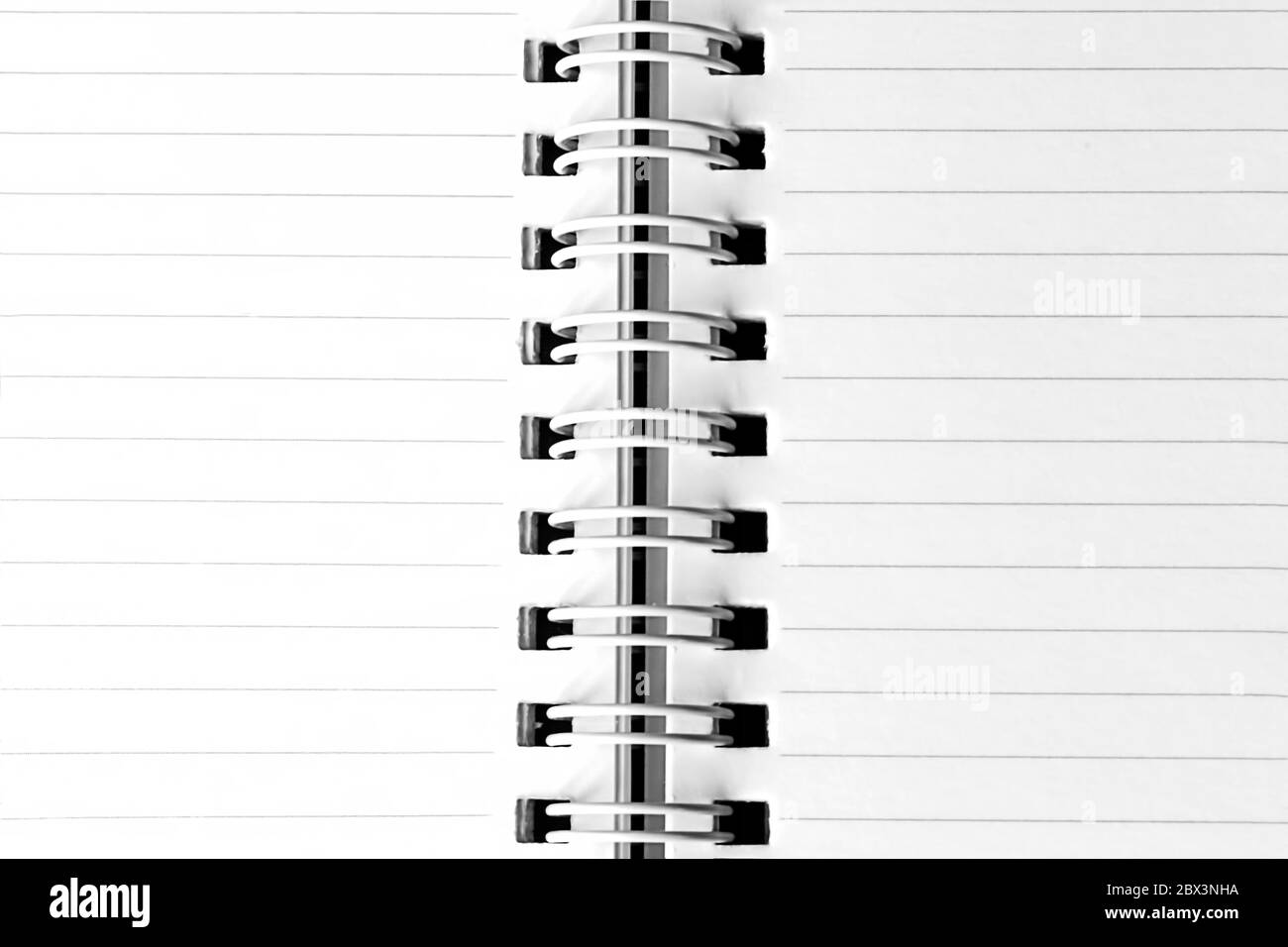 Ordinateur portable ouvert blanc avec blanc pages ouvertes Banque D'Images