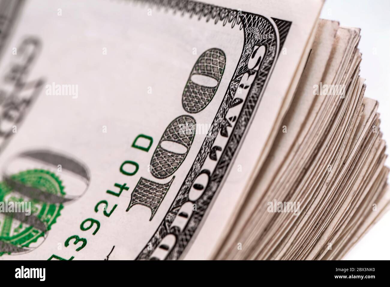 Pile de one hundred dollar bills close-up, macro photographie en couleurs avec DOF peu profondes Banque D'Images