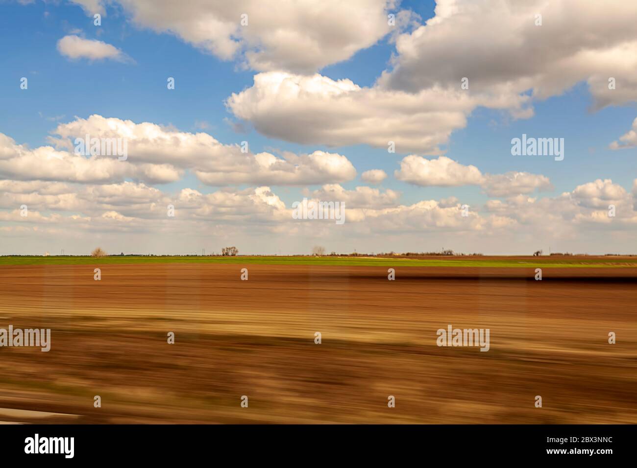 Abstract background image motion vitesse dans la campagne avec de beaux nuages Banque D'Images