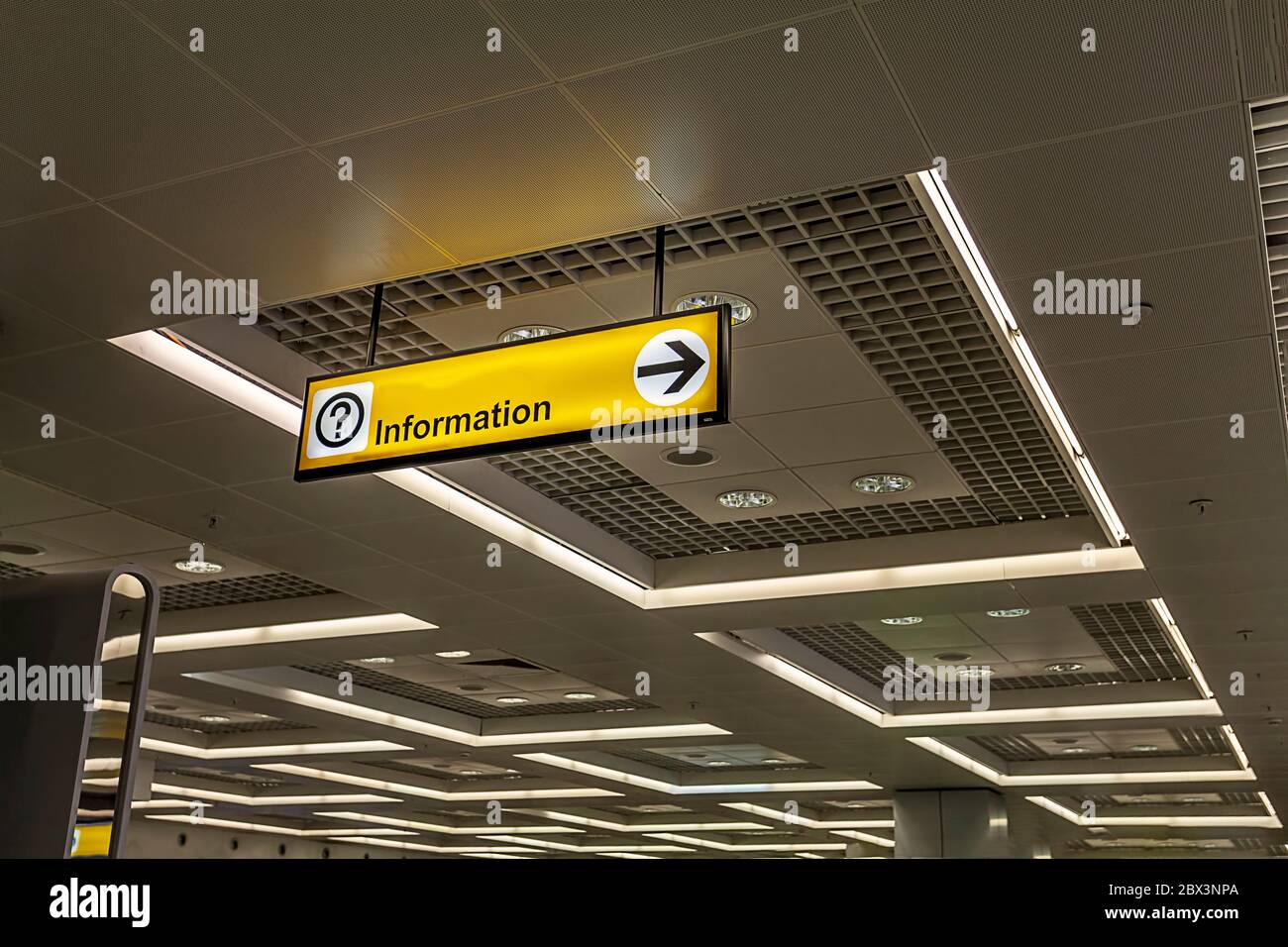 Invitation à l'intérieur lumineux jaune signe avec point d'interrogation et signe de route sur la station de métro et l'aéroport Banque D'Images