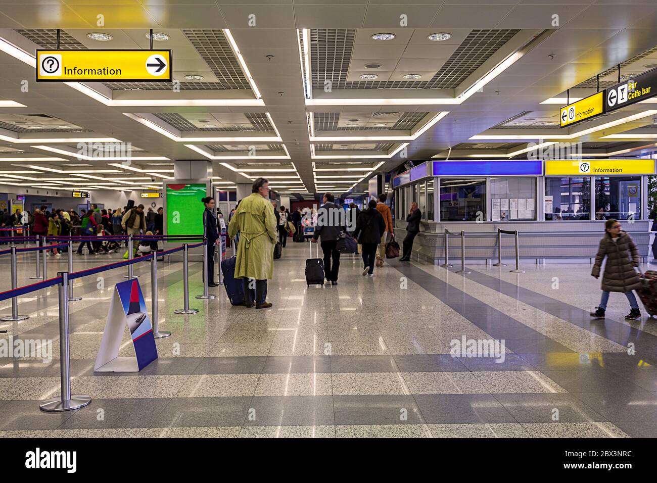 Invitation à l'intérieur lumineux jaune signe avec point d'interrogation et signe de route sur l'aéroport et de la station de métro. La salle d'attente des passagers sur check point Banque D'Images
