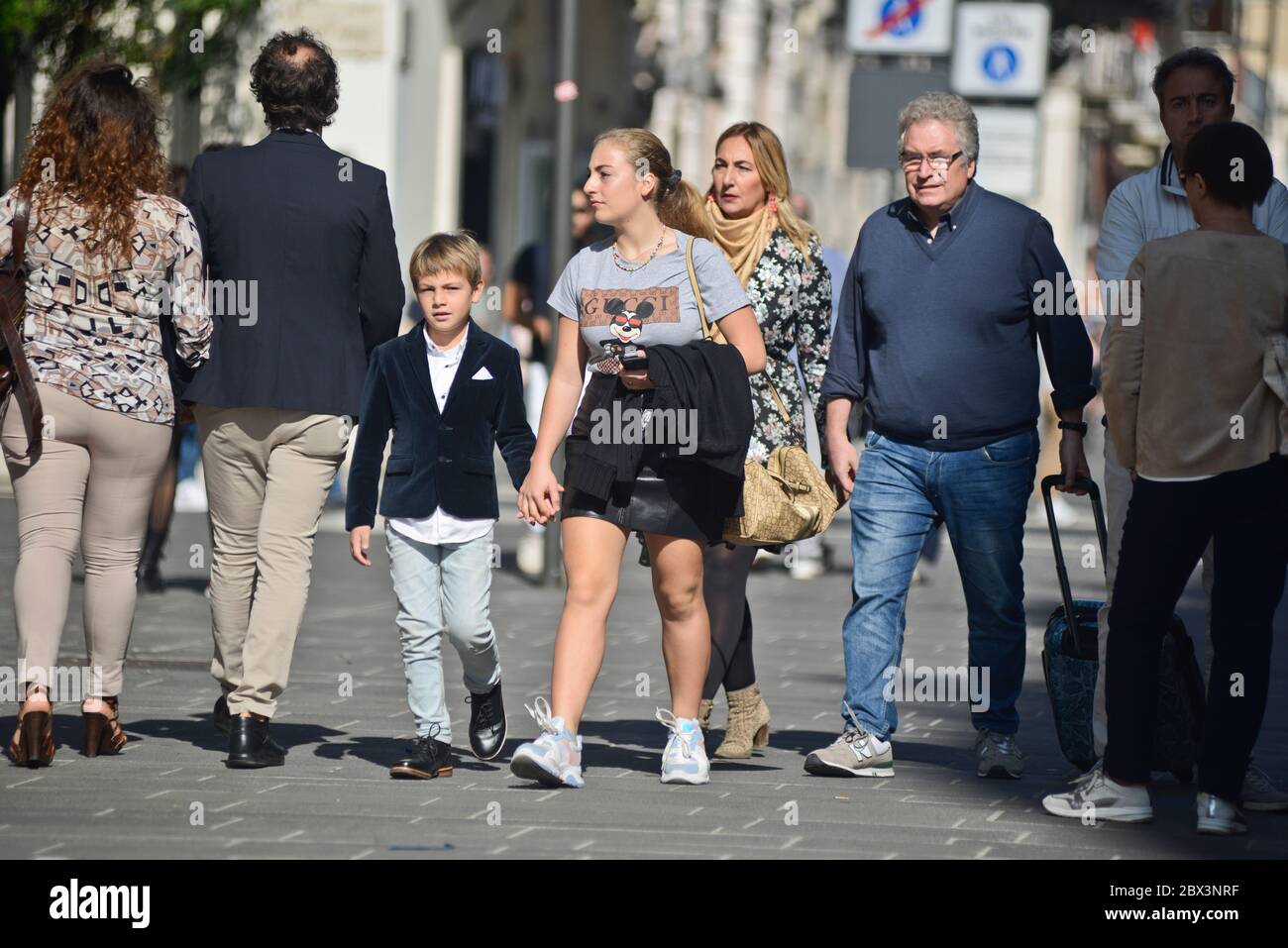 Une famille italienne marchant dans la via Sparano da Bari. Bari, Italie Banque D'Images