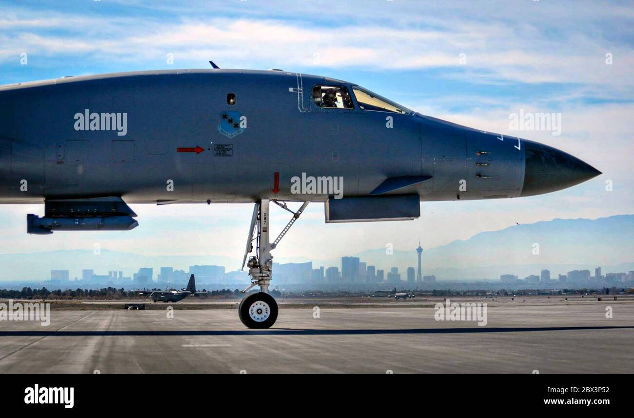 Un bombardier furtif de la US Air Force B-1B lancer de la 28e Escadre Bomb commence à descendre la piste pour le décollage pendant le Red Flag 16-1 à la base aérienne de Nellis le 29 janvier 2016 à Las Vegas, Nevada. Banque D'Images