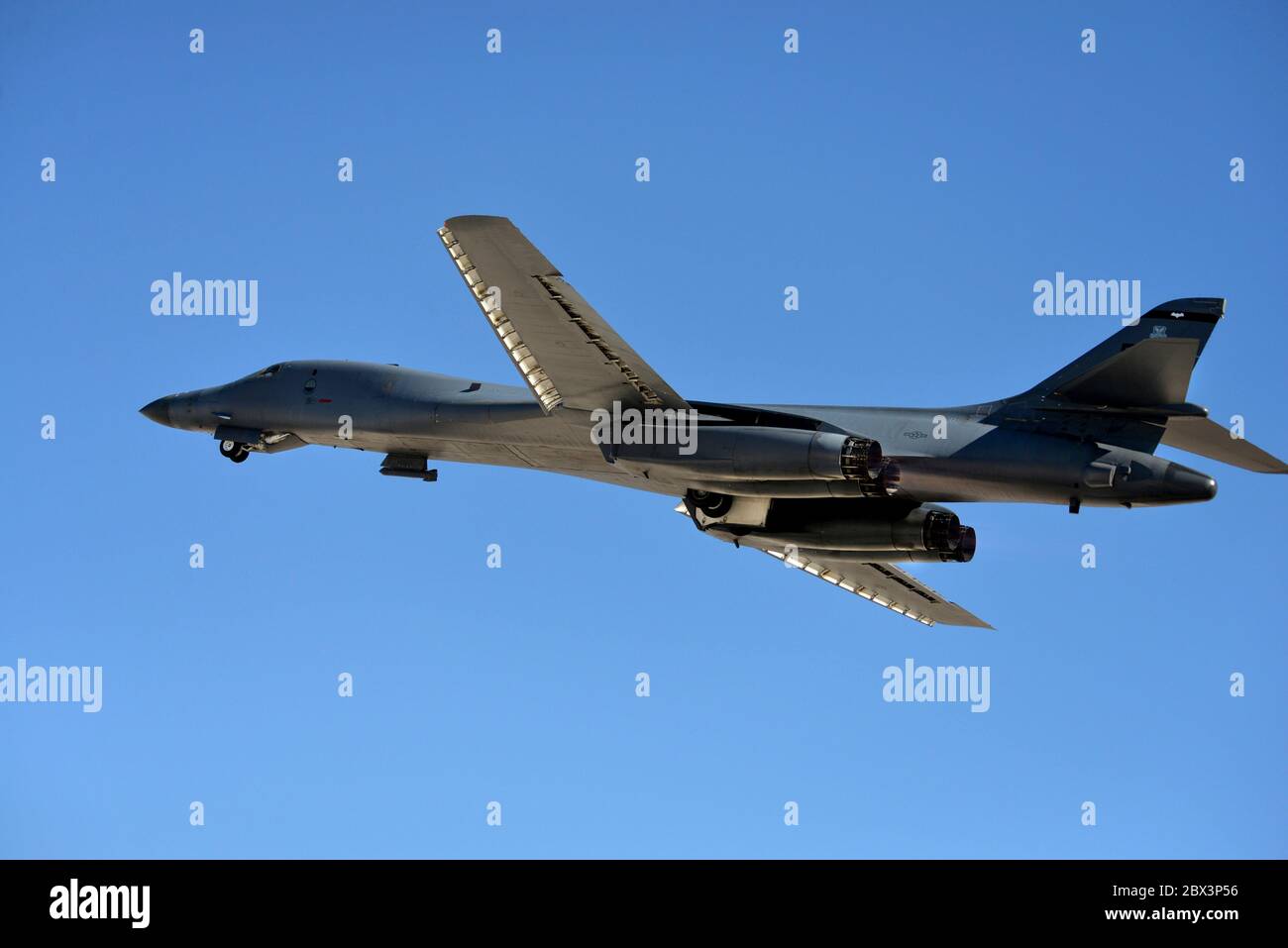 Un bombardier furtif de la 7e Escadre Bomb de la U.S. Air Force B-1B prend son envol lors d'une mission d'entraînement Red Flag 18-1 base aérienne de Nellis le 15 février 2018 à Las Vegas, Nevada. Banque D'Images