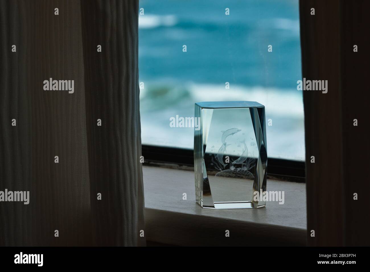 Seuil de fenêtre avec vue sur l'océan et décoration en verre Banque D'Images