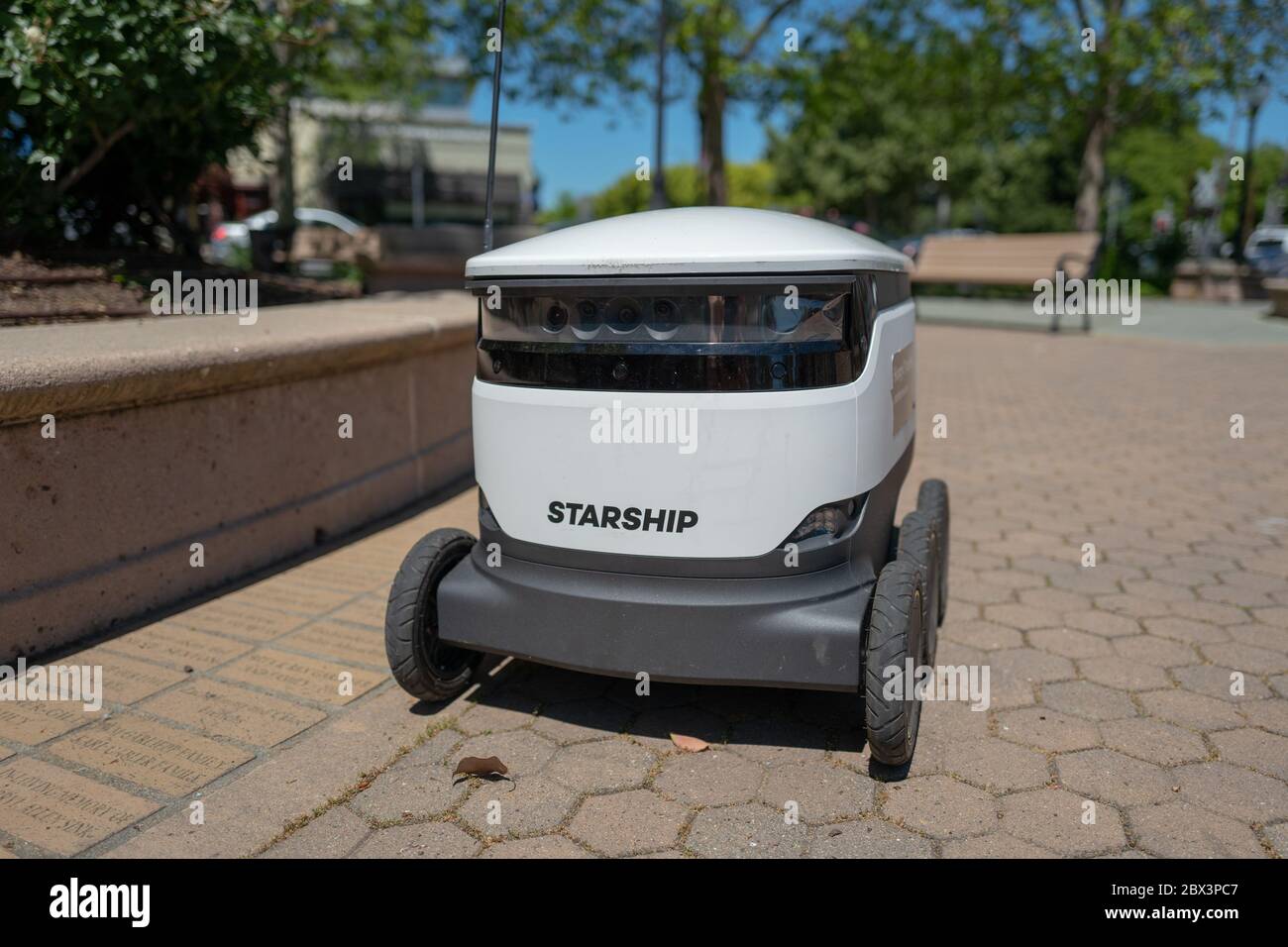 Robot de livraison Starship dans la Silicon Valley, Mountain View, Californie, 24 avril 2020. () Banque D'Images