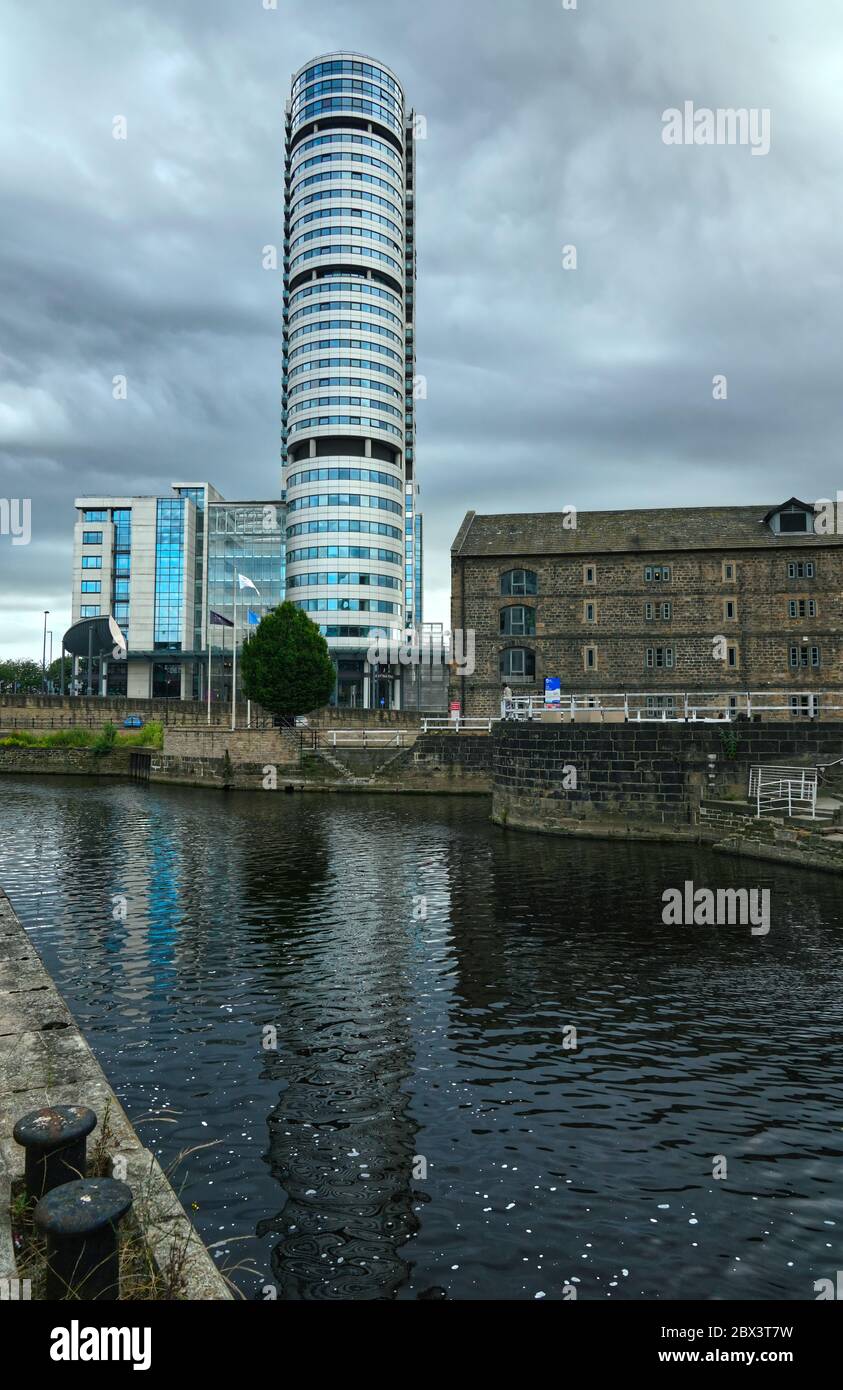 Leeds, Royaume-Uni - 07 juillet 2019: Bâtiments d'affaires modernes près de l'usine d'époque sous le ciel nuageux pluvieux. Banque D'Images