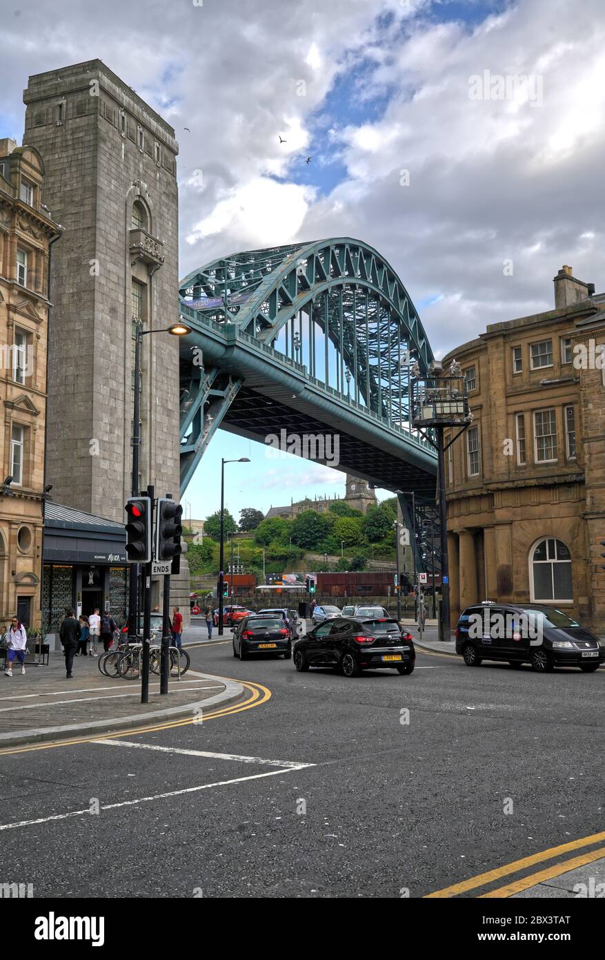 Newcastle, Royaume-Uni - 01 juillet 2019: Newcastle upon Tyne rues avec Tyne pont dans un fond sous le ciel nuageux magnifique. Banque D'Images
