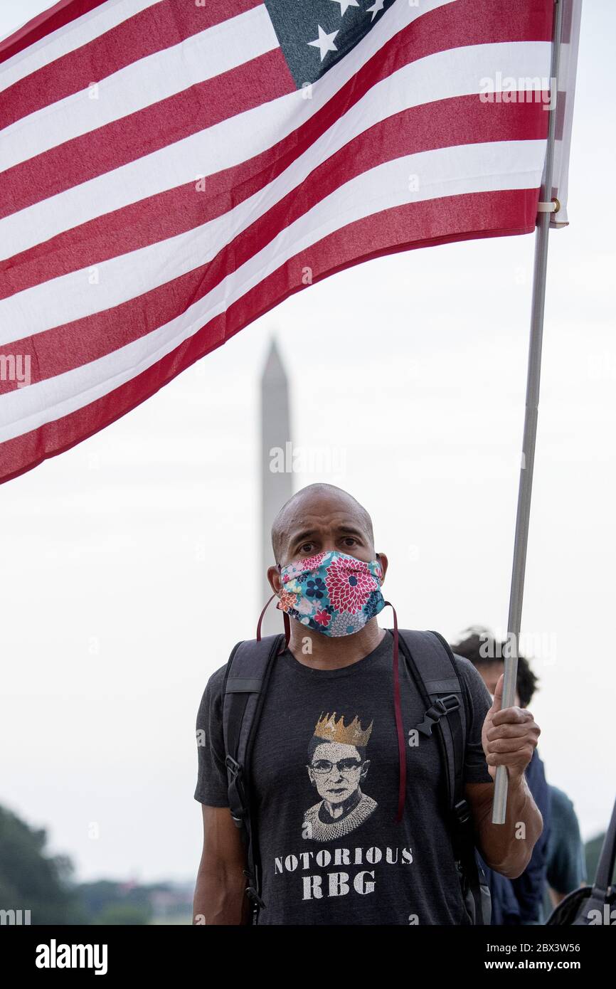 Washington, États-Unis. 04e juin 2020. Un drapeau américain se fait jour alors que les manifestants se rassemblent lors d'une manifestation contre la brutalité policière et la mort de George Floyd le jeudi 4 juin 2020 au Lincoln Memorial à Washington, DC. Le Washington Monument est en arrière-plan. Des manifestations ont éclaté dans divers endroits de la capitale nationale et dans des villes du pays à la suite du décès de George Floyd, tué en détention à Minneapolis le 25 mai. Les quatre officiers impliqués ont été inculpés. Photo de Pat Benic/UPI crédit: UPI/Alay Live News Banque D'Images