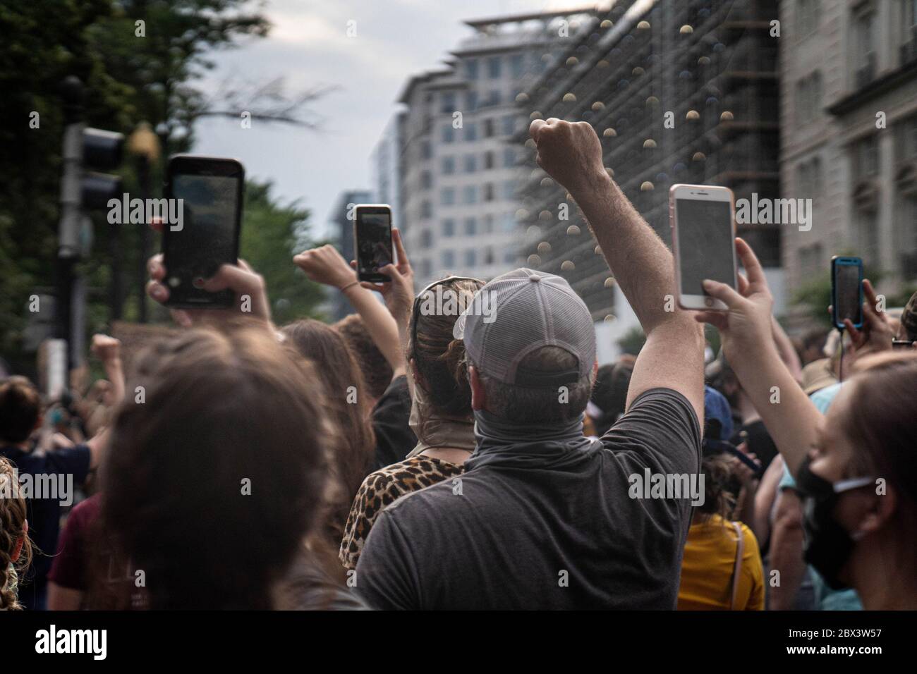 Washington, États-Unis. 04e juin 2020. Les manifestants se rassemblent lors d'une manifestation contre la brutalité policière et la mort de George Floyd le jeudi 4 juin 2020 au Lafayette Park à Washington, DC. Les manifestations se poursuivent dans tout le pays à la suite du décès de George Floyd, tué en détention à Minneapolis le 25 mai. Photo de Ken Cedeno/UPI crédit: UPI/Alay Live News Banque D'Images