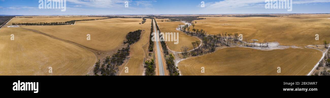 Image panoramique aérienne de la South Coast Highway qui coupe la ceinture de blé touchée par la sécheresse en Australie occidentale Banque D'Images