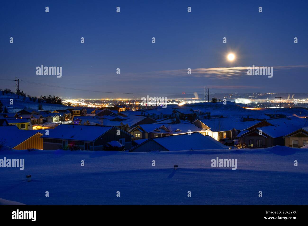 Vue nocturne sur Spokane et la vallée de Spokane avec une pleine lune en hiver à Spokane, Washington, États-Unis. Banque D'Images