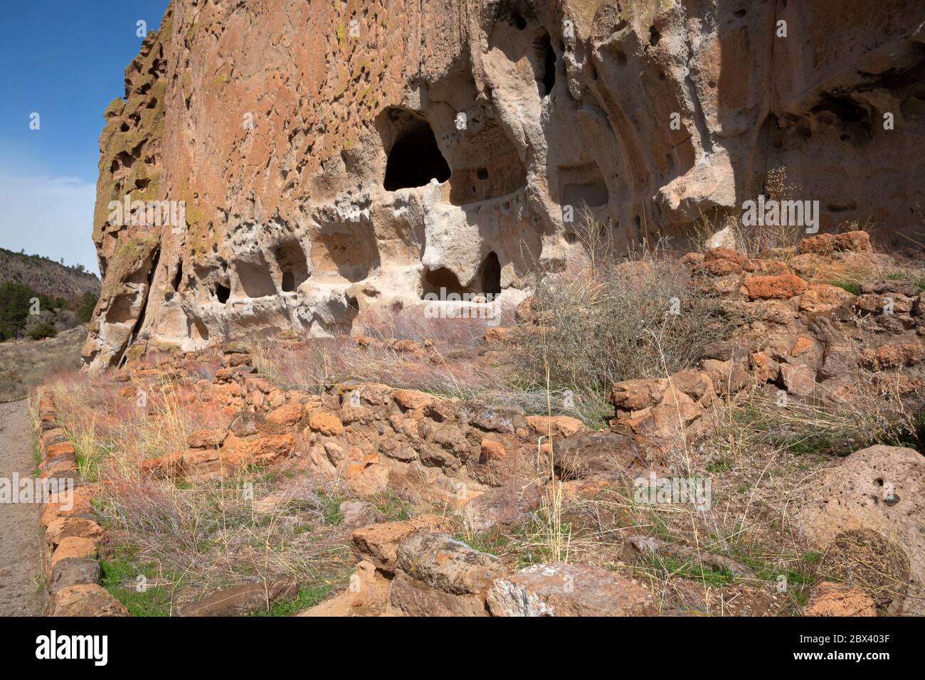 NM00488-00...NOUVEAU MEXIQUE - fondations pour les maisons de Tales et a creusé des chambres de falaise à long House au-dessus du monument national de Frijoles Canyon Bandelier. Banque D'Images