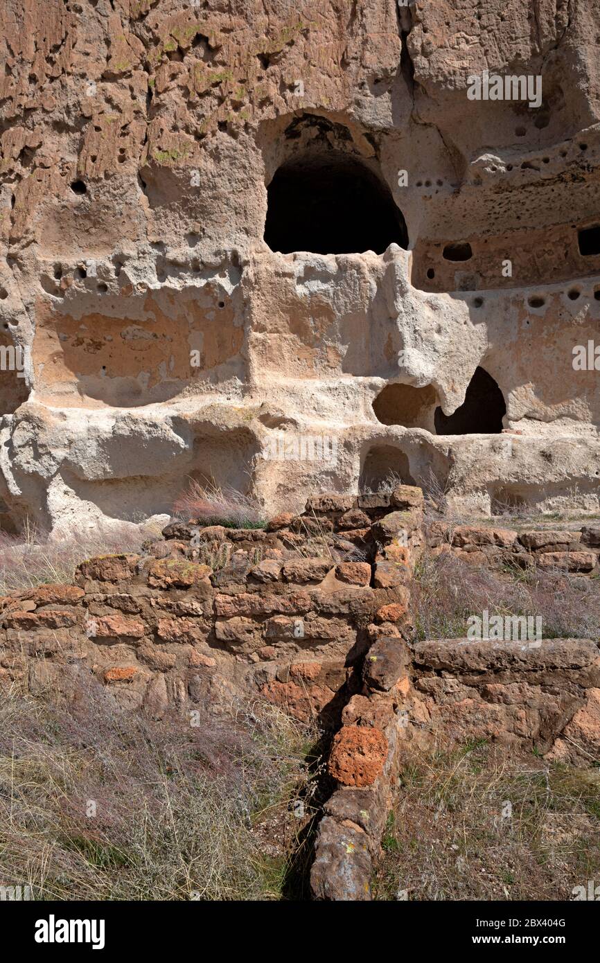 NM004890-00...NOUVEAU MEXIQUE -fondations pour les maisons de Tales et a creusé des chambres de falaise à long House au-dessus du monument national Frijoles Canyon Bandelier. Banque D'Images