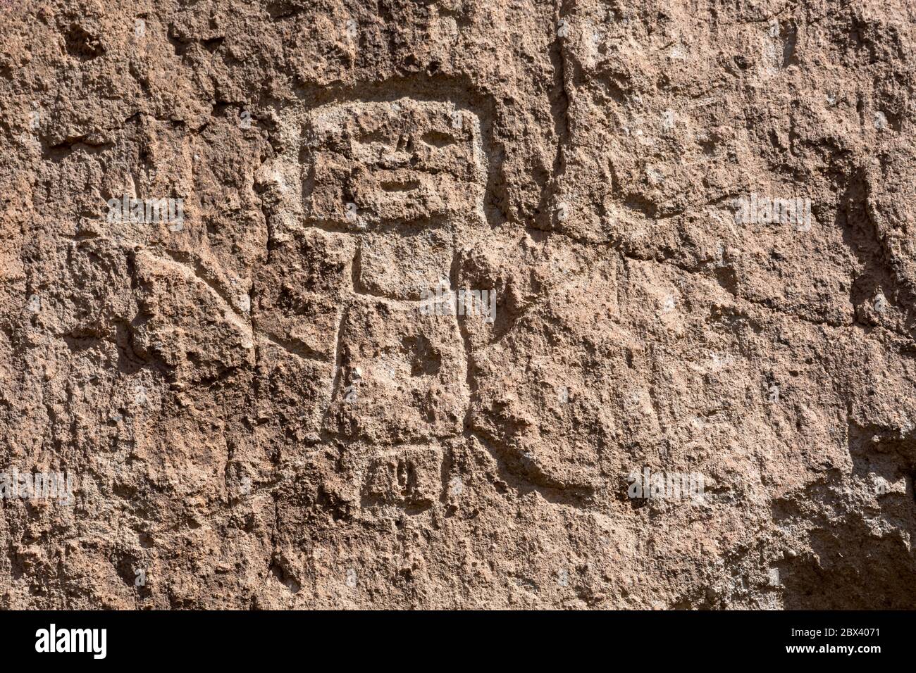 NM00492-00...NOUVEAU-MEXIQUE - UN pétrogylph d'une figure masquée sur la falaise près de la longue Maison dans le monument national de Bandelier. Banque D'Images
