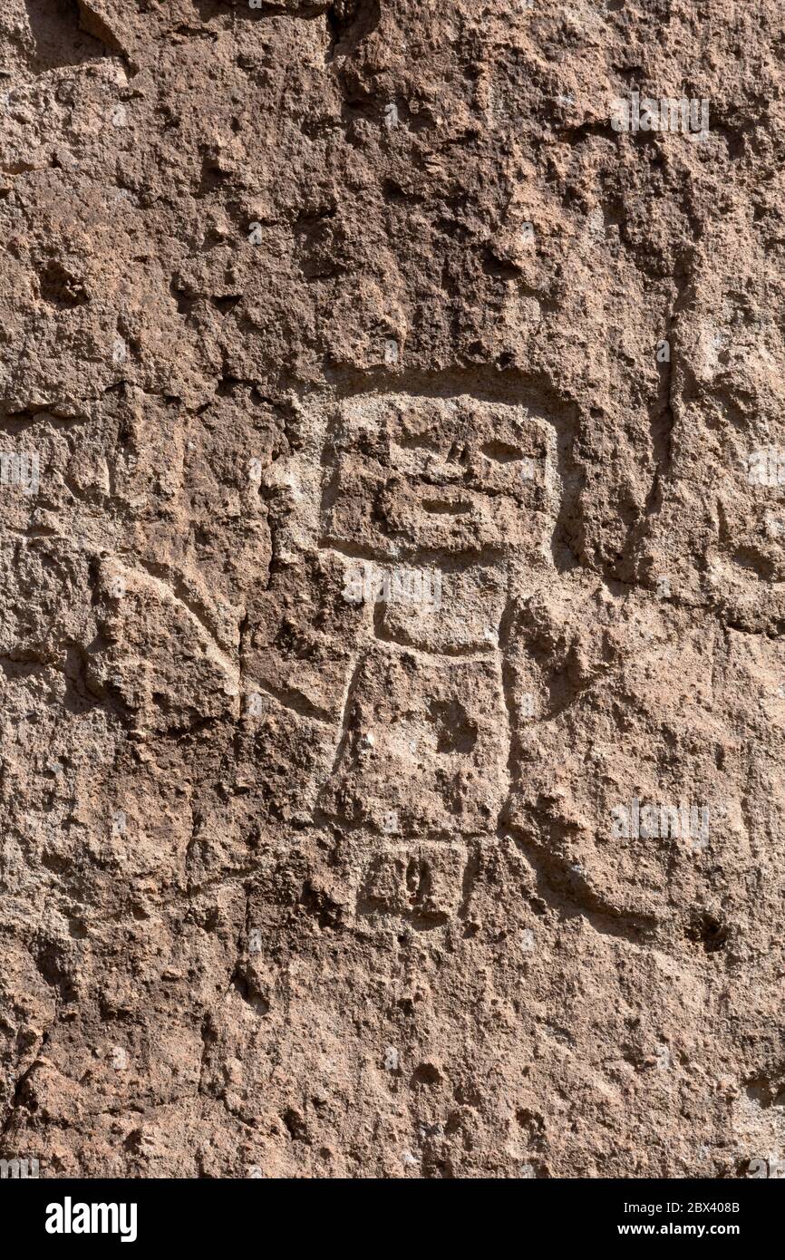 NM00493-00...NOUVEAU-MEXIQUE - UN pétrogylph d'une figure masquée sur la falaise près de la longue Maison dans le monument national de Bandelier. Banque D'Images