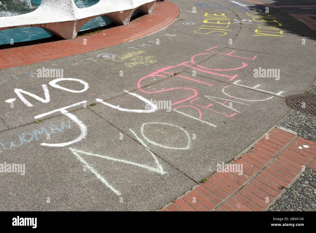 La craie et la peinture ont servi à créer les slogans qui pointaient la place à côté de l'hôtel de ville de Victoria, en Colombie-Britannique, au Canada, sur l'île de Vancouver, partie o Banque D'Images