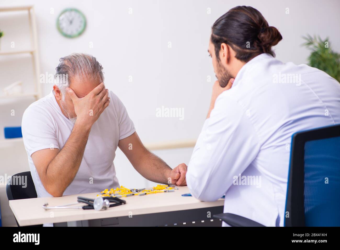 Patient souffrant du diabète médecin traitant Banque D'Images