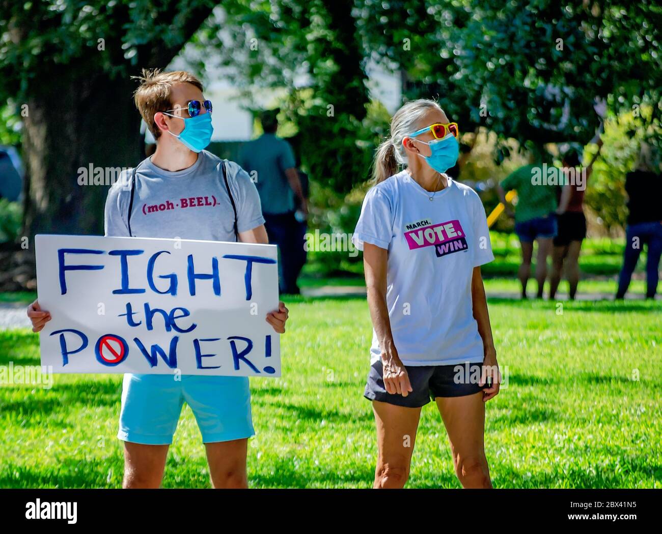 Les manifestants brandisent des signes lors d'une manifestation contre la brutalité policière, le 4 juin 2020, à Memorial Park à Mobile, Alabama. Banque D'Images