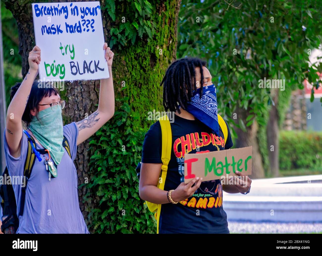 Les manifestants brandisent des signes lors d'une manifestation contre la brutalité policière, le 4 juin 2020, à Memorial Park à Mobile, Alabama. Banque D'Images