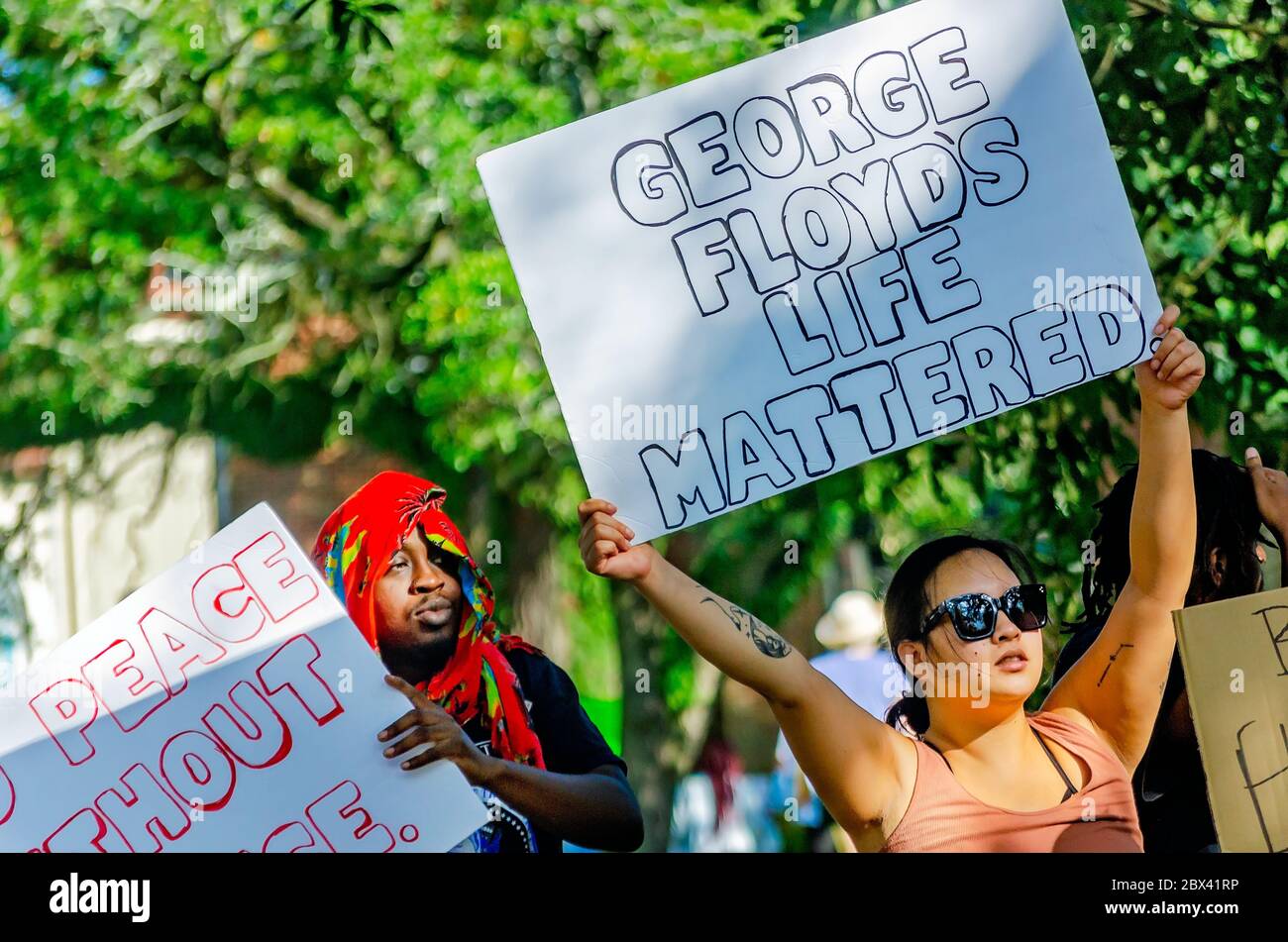 Une femme tient un panneau alors qu'elle proteste contre la brutalité policière, le 4 juin 2020, à Memorial Park à Mobile, Alabama. Banque D'Images