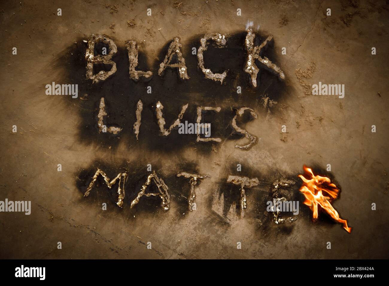 Black Lives Matter text slogan feu Flames, message de protestation des droits de l'homme révélé par la suie noire en poudre des lettres flamboyantes, les vies noires comptent mouvement mondial, concept de fin du racisme, histoire noire Banque D'Images